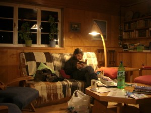gemuetliche Lesestunde im Wohnzimmer (in der Unterkunft in Puyuhuapi) 