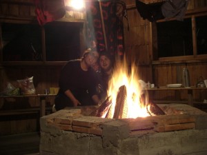 gemuetliche Abendstunden auf einem Campingplatz (Lagerfeuer auch zum Waeschetrocknen gut :-)