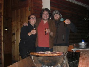 das Bier waehrend dem Grillen des Fleisches gehoert auch zu einem typischen chilenischen Asado