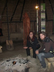 am Lagerfeuer in einem Mapuche-Zelt
