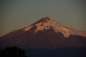 der aktive Vulkan Villarica im Abendlicht