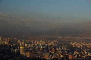 Wahnsinn der Blick auf die schneebedeckte Cordillera am Rande von Santiago