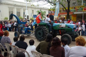 Traktor mit Haeckselmaschine mi argentinischer Fahne - was man nicht alles herzeigen kann... ;-)