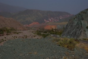 Pumamarka mit dem 7faerbigen Felsen im Hintergrund