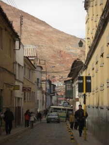 Die Strassen von Potosi - ueber allem wacht der Cerro Rico