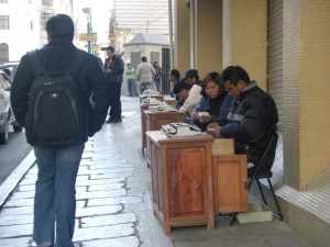 Schreibmaschinenschreiber auf den Strassen von La Paz, um Texte fuer Analphabeten abzutippen