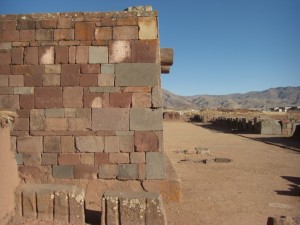 wunderschoen gefuegte Mauerstruktur, fast wie bei den Inka