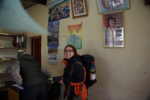 Dani wartet an der bolivianischen Grenze auf ihren Stempel im Pass