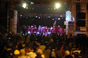 traditionelle Band am Hauptplatz und eine gewaltige Menschenmasse 