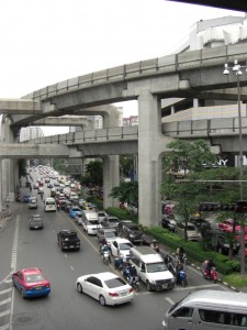 Bangkok ist eine moderne Stadt mit viel Verkehr