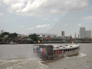 mit so nem Boot gings den Menam Chao Phraya Fluss auf und ab