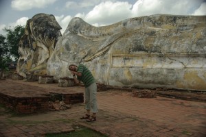 ein riesiger liegender Buddha im Wat Lokayasutharam