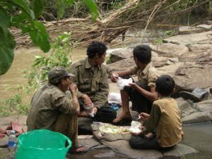 Unsere Phnong Begleiter beim Mittagessen, deren Familie die Elefanten mit 3 weiteren Familien zusammen gehoerten
