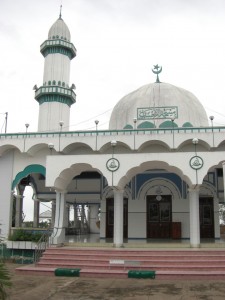 Die grosse Moschee - ganz ungewohnt in Suedostasien