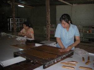 In der Kokosnussbonbonfabrik - vom Auspressen  der Kokosmilch bis zum Einpacken der Bonbons ist alles Handarbeit.