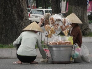 Trotzdem noch etwas originales Vietnam - die Strassenverkaufer mit den Essenskoerben