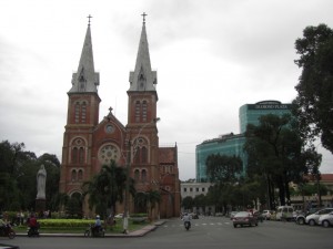 Die Kathedrale inmitten der hochmodernen Gebaeude im Wirtschaftszentrum des Wirtschaftswunders Vietnam...