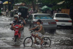 die ueberschwemmten Strassen stoeren hier niemanden - alle fahren trotz Regenfahrbahn