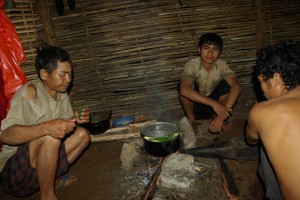 Die Phnong Familie beim Kochen