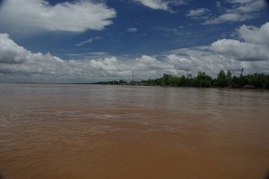 Noch kurz am grossen Mekong, dann gehts in die Kanaele des Deltas