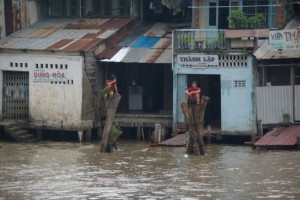 Zwei Vietnamesen beim Beobachten des Schiffverkehrs in My Tho