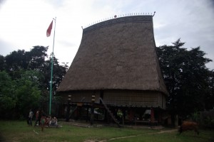 Das Rong Haus - der Versammlungsort in einem Bahnar Dorf.