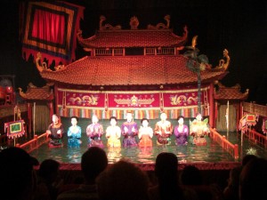 und abends gehts ins Wasserpuppentheater - hier die Akteure, die im Wasser stehend die Puppen im Wasser bewegen