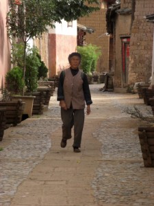 Alte Strassen von Shaxi - die alten Leute sind dem traditionellen Maodress noch ganz treu!