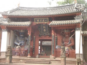 Der alte Tempeleingang mit den Tempelwaechtern - die Figuren sollen vor boesen Geistern schuetzen, leider hat das bei den Jugendlichen der Kulturrevolution nicht funktioniert...