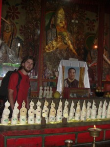 Die Butterskulpturen als Opfergaben neben dem Bild des Lamas und des Buddha