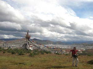 Die Stupas (tibetische Heiligtuemer) mit den Gebetsfahnen sind ein Traum - schoener und stimmungsvoller kann die Aussicht auf die Stadt gar nicht mehr sein