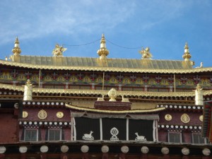 Die wunderschoene Frontansicht des Klosters mit den buddhistischen Symbolen