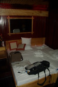 ....das erste Mal in einer Kabine auf einem Schiff uebernachten - etwas heiss aber sehr komfortabel