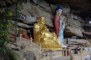 Riessige Buddhafiguren - wer findet Dani :-)