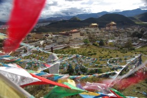 Der Blick von der Stupa auf das Kloster - eingeramt von Gebetsfahnen