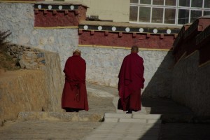 ...zumindest von aussen wirkt alles ziemlich iduellisch - tibetische Moenche bei der abendlichen Kora.