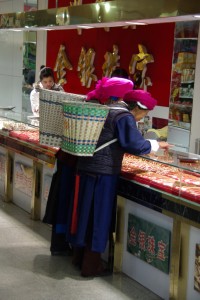 ...Tibeterinnen beim shoppen - Goldschmuck ist seeehr wichtig...