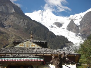 Die Kombination von tibetischem Kloster mit dem Gletscher ist einfach traumhaft stimmungsvoll