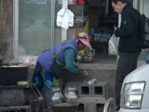 Beim Provianteinkauf am morgen - Baba (tibetisches Brot) und hartgekochte Eier