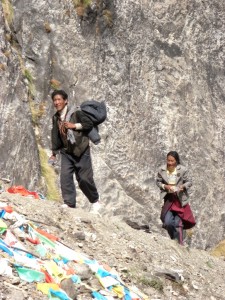 Tibetische Pilger am Weg zum Wasserfall - die Pilger kommen von weit her, beten, fuellen eine Flasche mit Wasser und gehen wieder heim.