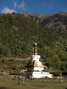 ...vorbei an der Stupa am Dorfende...