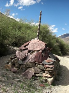 ...und vieeelen wunderschoenen tibetischen MAni(gebets)steinen.
