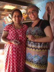 Dani wird von Rams Frau nepalesisch geschmueckt und freut sich sehr ueber die netten Geschenke, die merklich von Herzen kommen