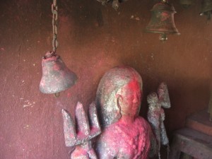 Goettin Devi - ihr werden lebende Hennen geopfert  - die wir im Hindutempel zu sehen bekommen