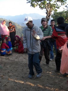 ...es wird getanzt...Ram zeigt uns wie man nepalesisch tanzt :-)