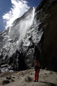 ...wir sind uns alle einig, dass der Wasserfall fuer die Tibeter heilig ist, ist kein Wunder. Einer der schoensten Plaetze an dem wir je waren.