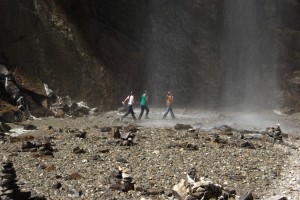 Die tibetischen Maedchen sind nicht so gelassen - sie rennen schreiend ausser Reichweite des Wassers :-)