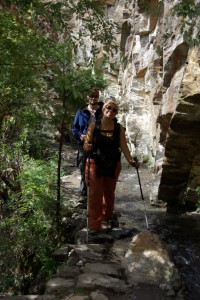 Dani strahlt und geniesst das Wandern entlang dem plaetschernden Wasser (hinter ihr der Mormone aus den USA Dave).