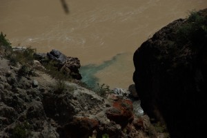 ...schliesslich muendet der kleinere, klare Yugeng Fluss in den jungen, schlammigen Mekong - man sieht die Farbvermischung der beiden Fluesse
