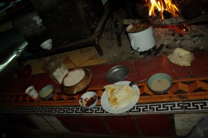 Das Begruessungsessen - Buttertee(ganz rechts), Baba(Mitte), Tsampamehl (links)